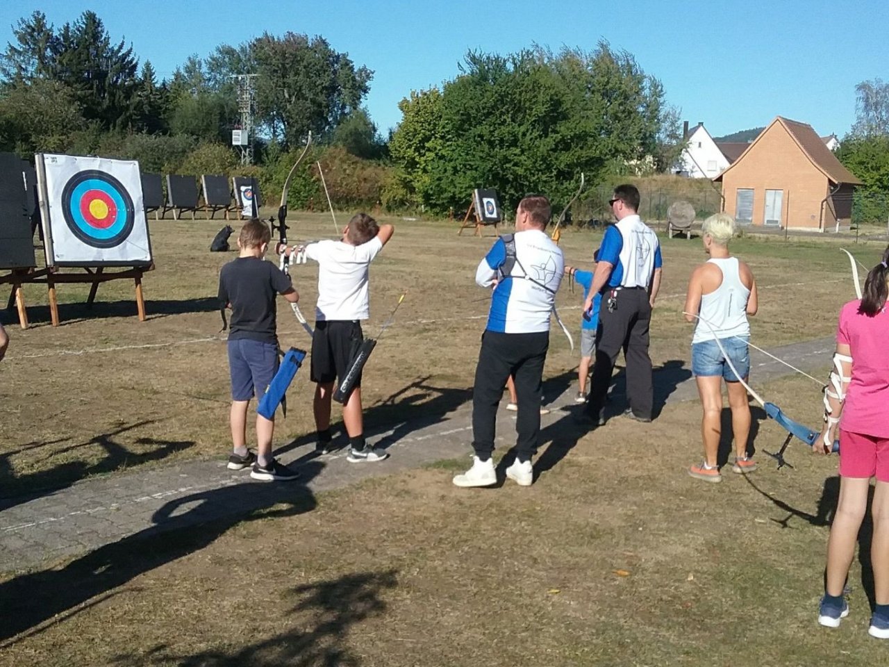 Schläger mit Bogen getauscht