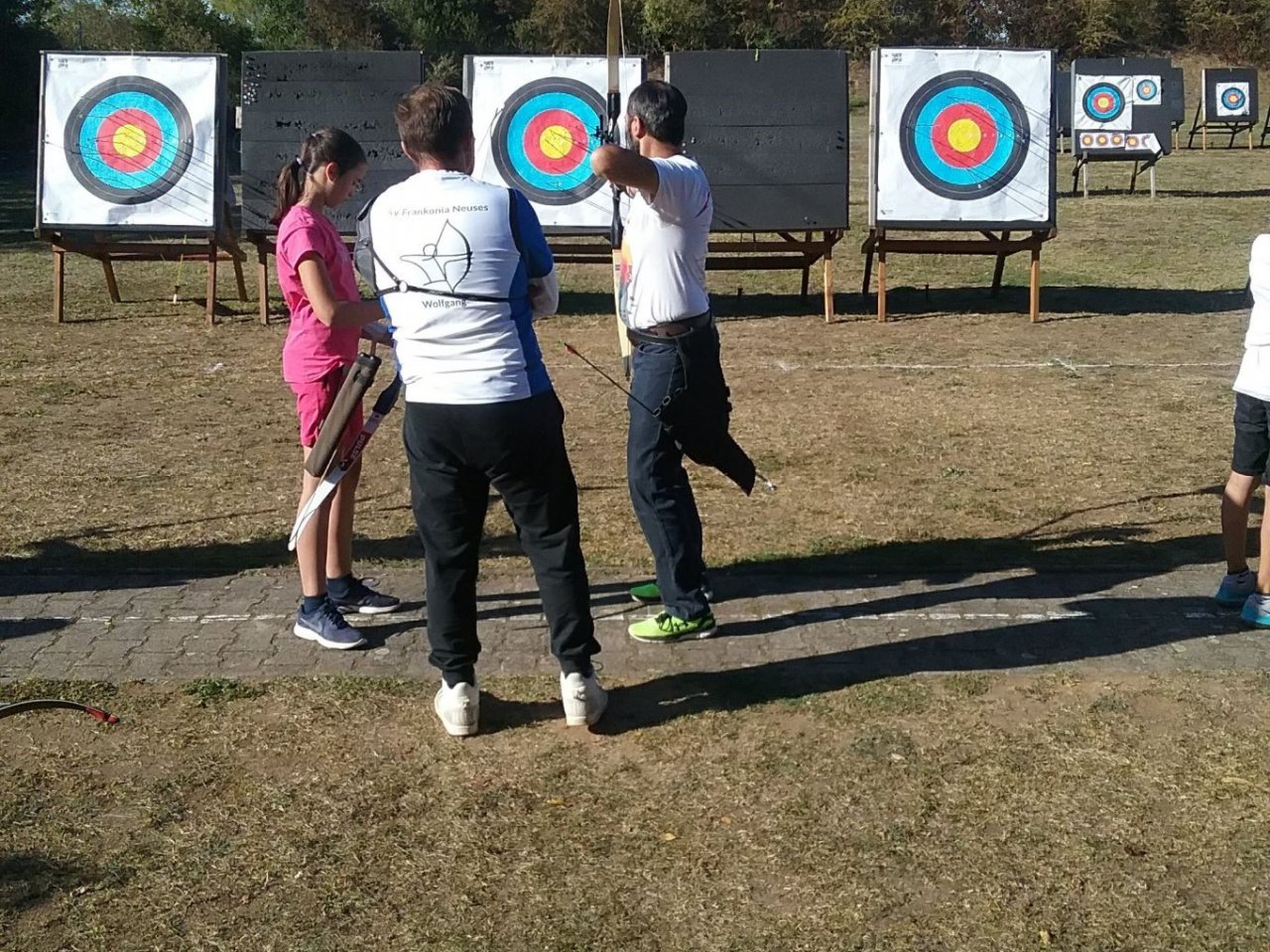 Schläger mit Bogen getauscht