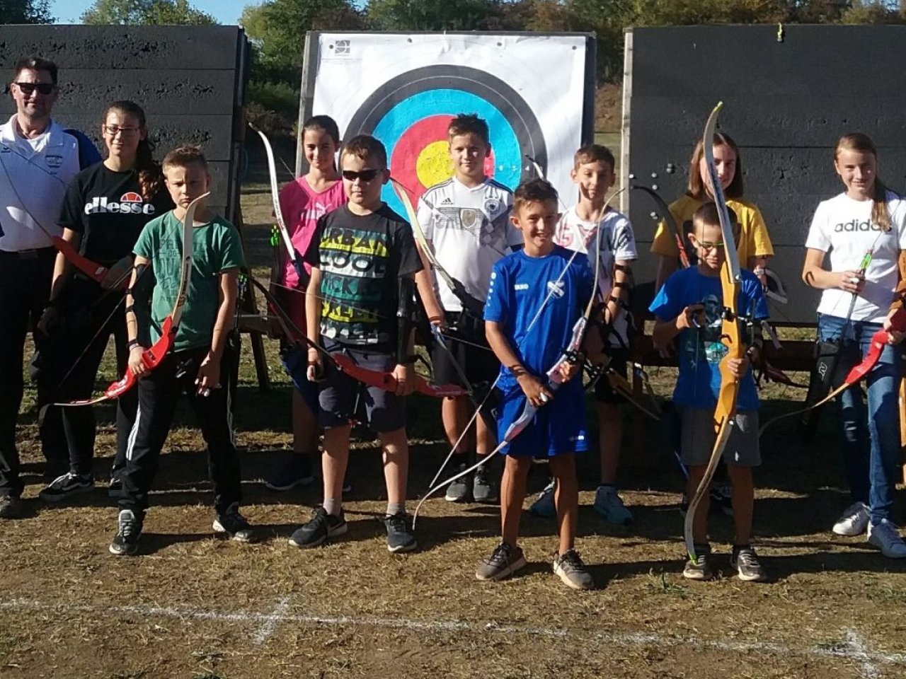 Schläger mit Bogen getauscht