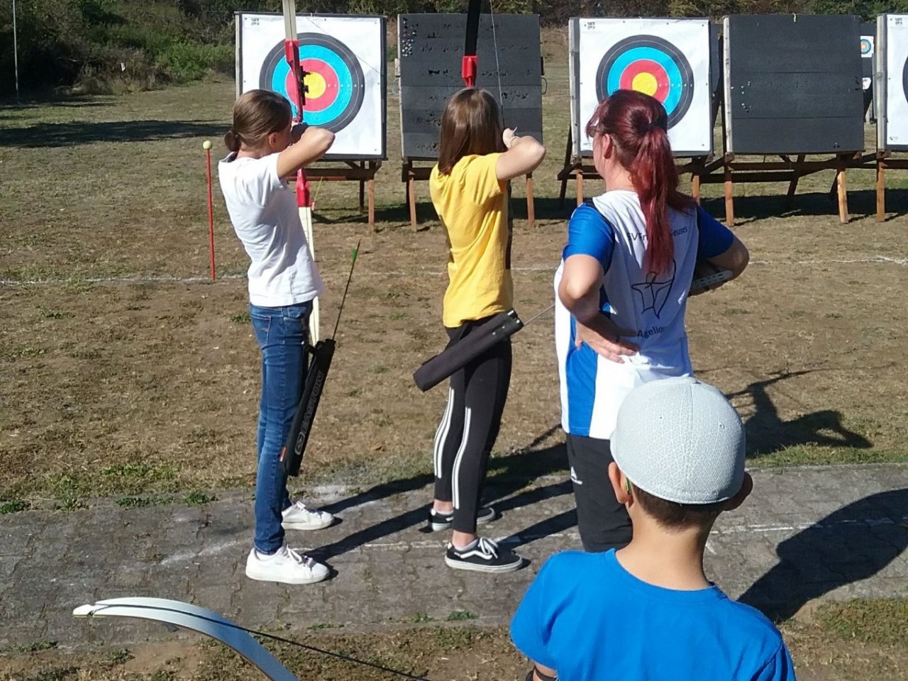 Schläger mit Bogen getauscht